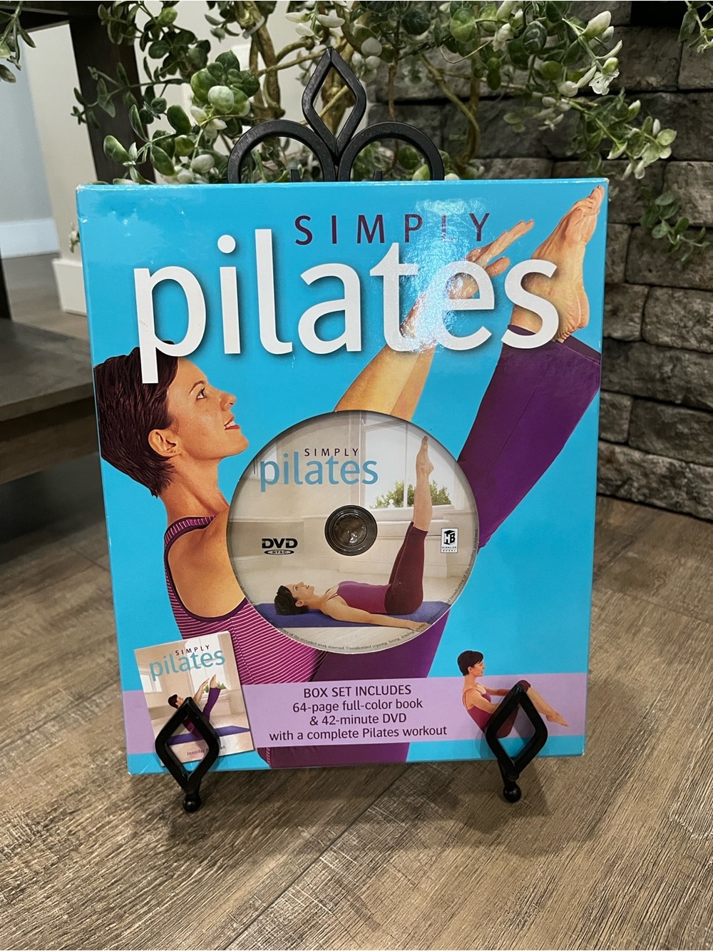 Simply Pilates
Box set:64-pag book & 42-minute workout on DVD NEW